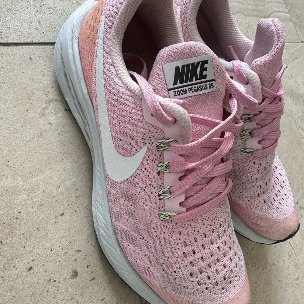 Nike zoom Pink and White Athletic Shoes Lightweight Design